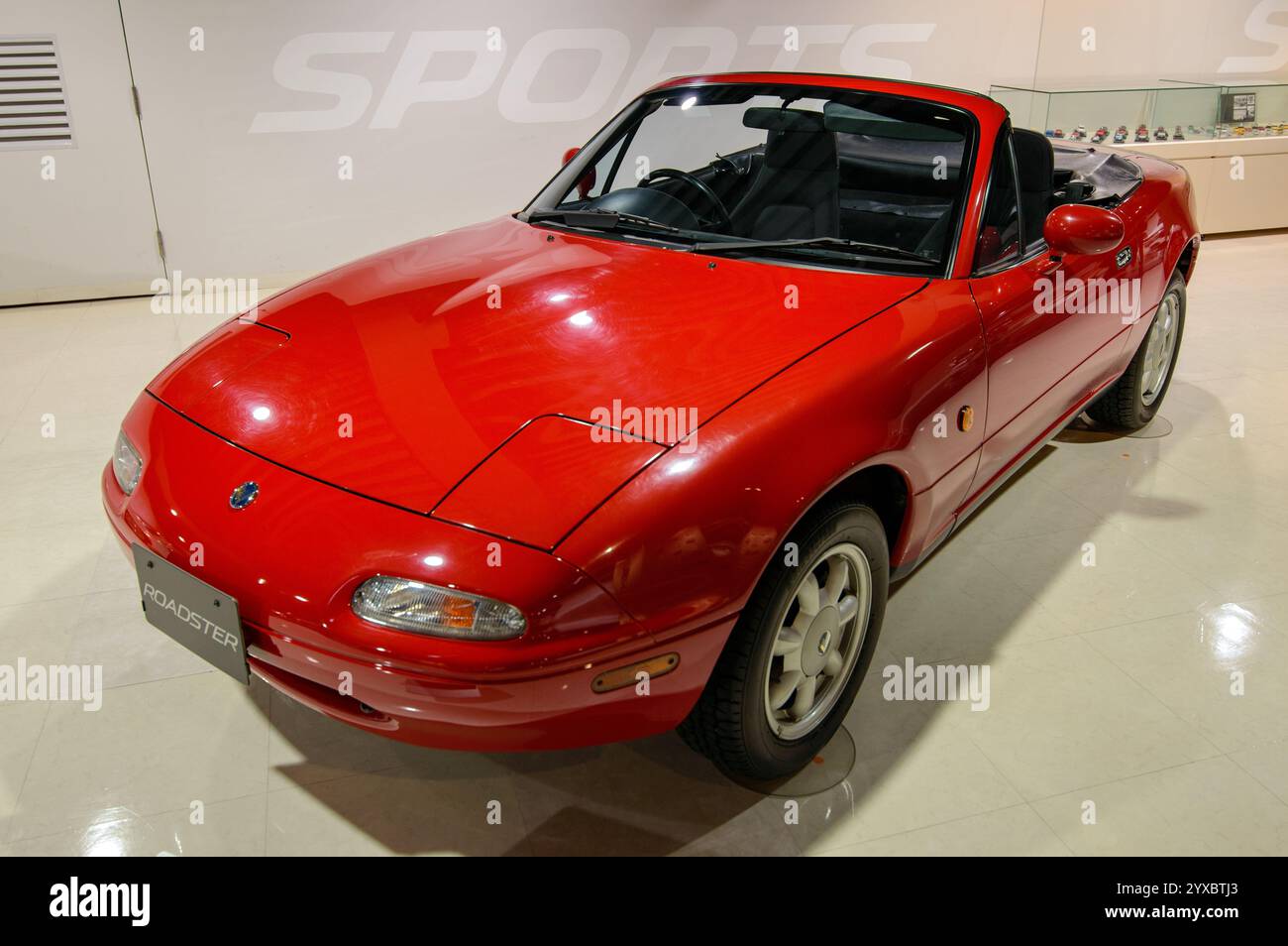 Der alte Mazda Roadster wurde am 20. Dezember 2017 im Mazda-Automuseum und in der Montagewerkausstellung in Hiroshima, Japan, ausgestellt Stockfoto