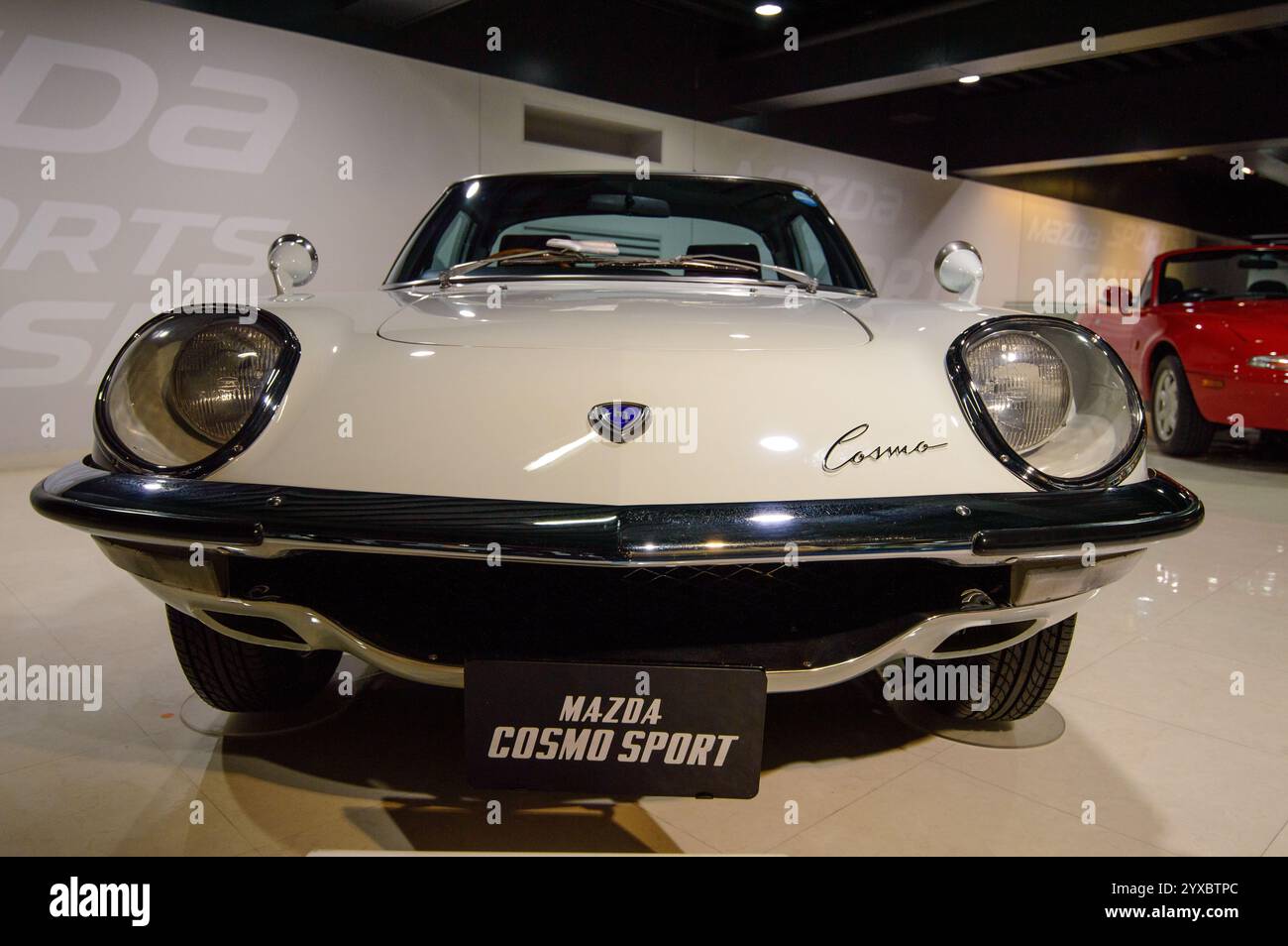 Alte Autos wurden am 20. Dezember 2017 im Mazda-Automuseum und in der Montagewerkausstellung in Hiroshima, Japan, ausgestellt Stockfoto