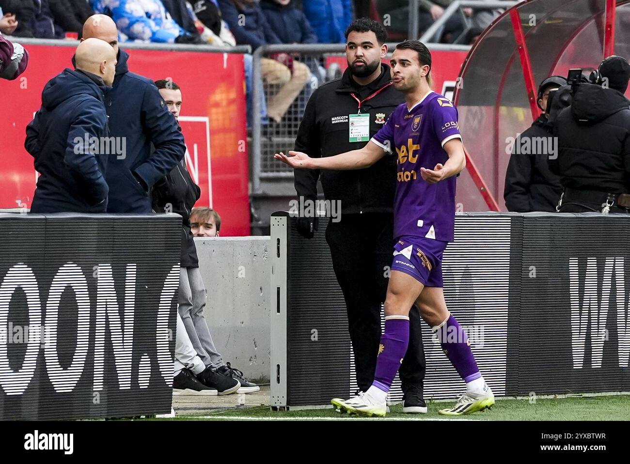 UTRECHT - Enric Llansana von Go Ahead Eagles während des niederländischen Eredivisie-Spiels zwischen dem FC Utrecht und Go Ahead Eagles im Stadion Galgenwaard am 15. Dezember 2024 in Utrecht, Niederlande. ANP TOBIAS KLEUVER Stockfoto