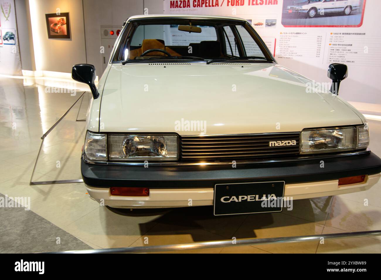 Ein altes Auto wurde am 20. Dezember 2017 im Mazda-Automuseum und in der Montagewerkausstellung in Hiroshima, Japan, ausgestellt Stockfoto