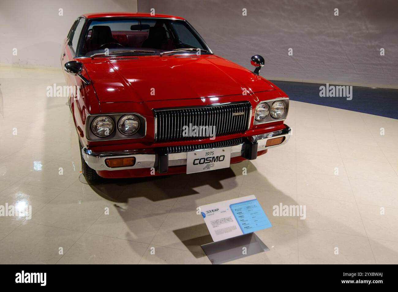 Ein altes Auto wurde am 20. Dezember 2017 im Mazda-Automuseum und in der Montagewerkausstellung in Hiroshima, Japan, ausgestellt Stockfoto