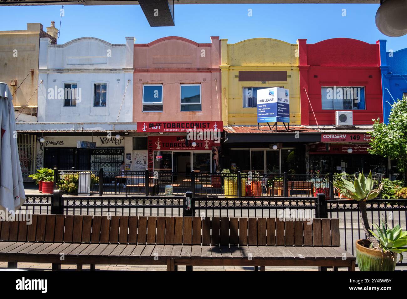 Farbenfrohe Architektur und kleine Unternehmen an der Marrickville Road, Marrickville, Sydney, Australien Stockfoto