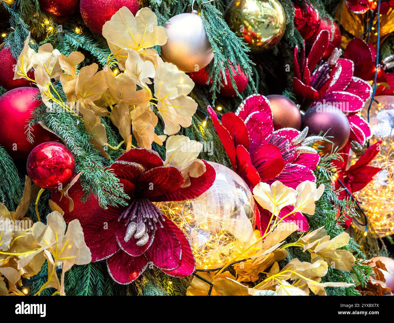 Weihnachtsschmuck im Freien – farbenfrohe Weihnachtskugeln, Zweige und Blumen in der Stadt Jerewan Stockfoto