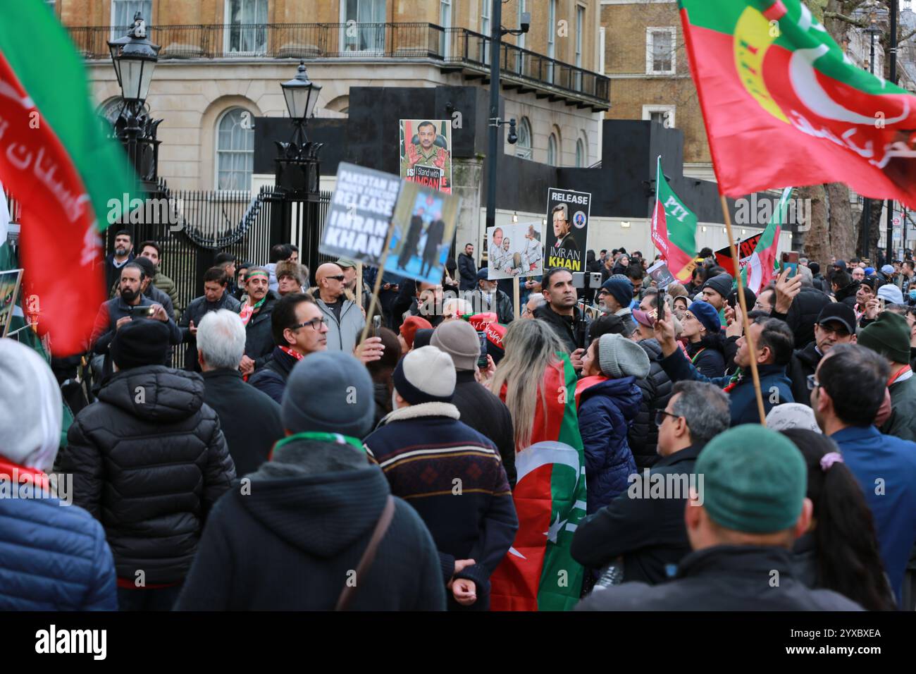 London, Großbritannien. 15. Dezember 2024. Aktivisten, die mit Pakistan Tehreek-e-Insaf (PTI), der politischen Partei des ehemaligen pakistanischen Premierministers Imran Khan, verbunden sind, protestieren in Whitehall gegenüber der Downing Street in London. Die Demonstranten verurteilen die anhaltende Gewalt in Pakistan und die Zusammenstöße zwischen Anhängern des ehemaligen Premierministers Khan und pakistanischen Sicherheitskräften. Quelle: Waldemar Sikora / Alamy Live News Stockfoto