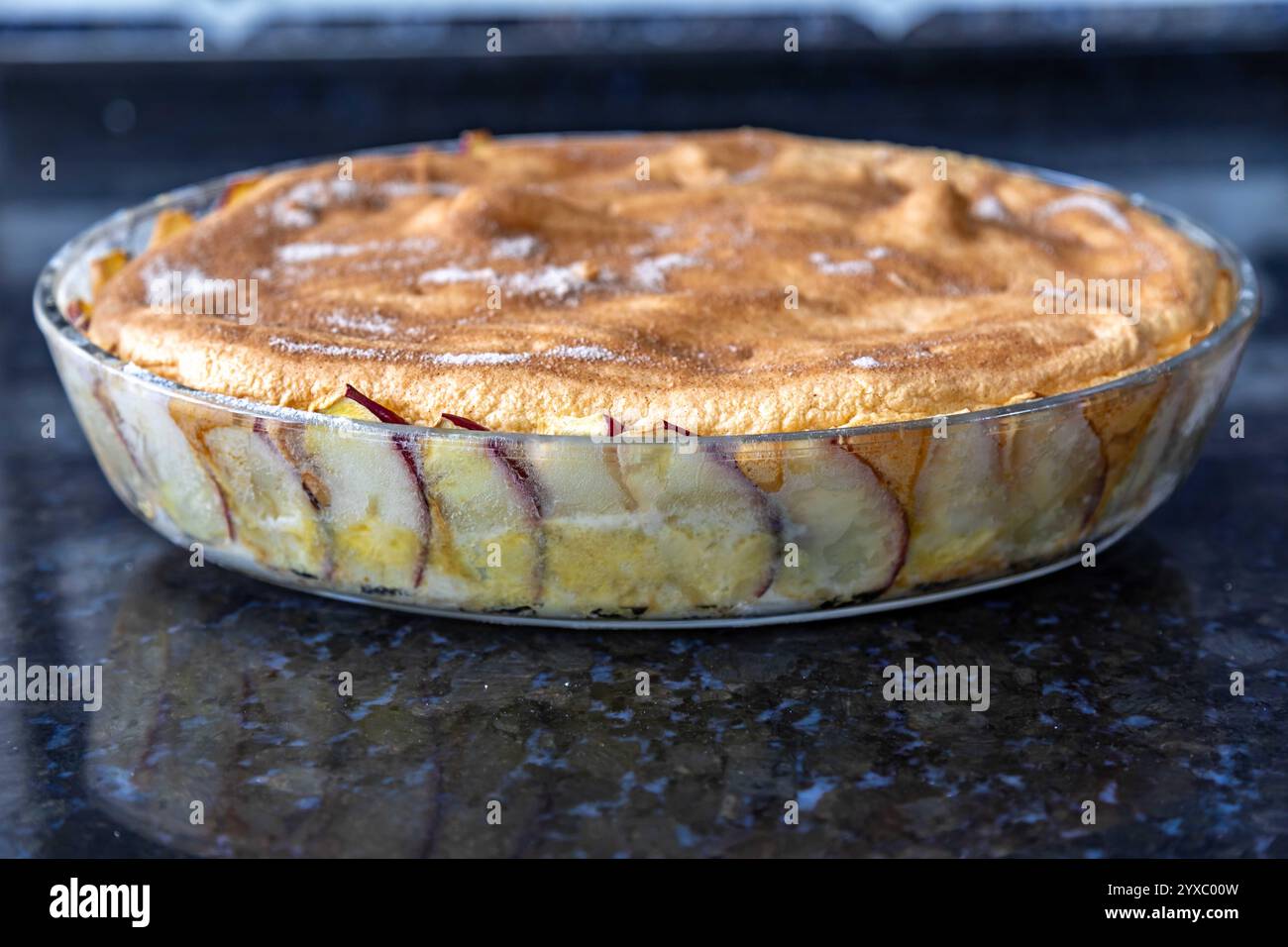 Typisch brasilianischer Apfelkuchen mit Nelken und Zimt in feinen Details und selektiver Fokussierung Stockfoto