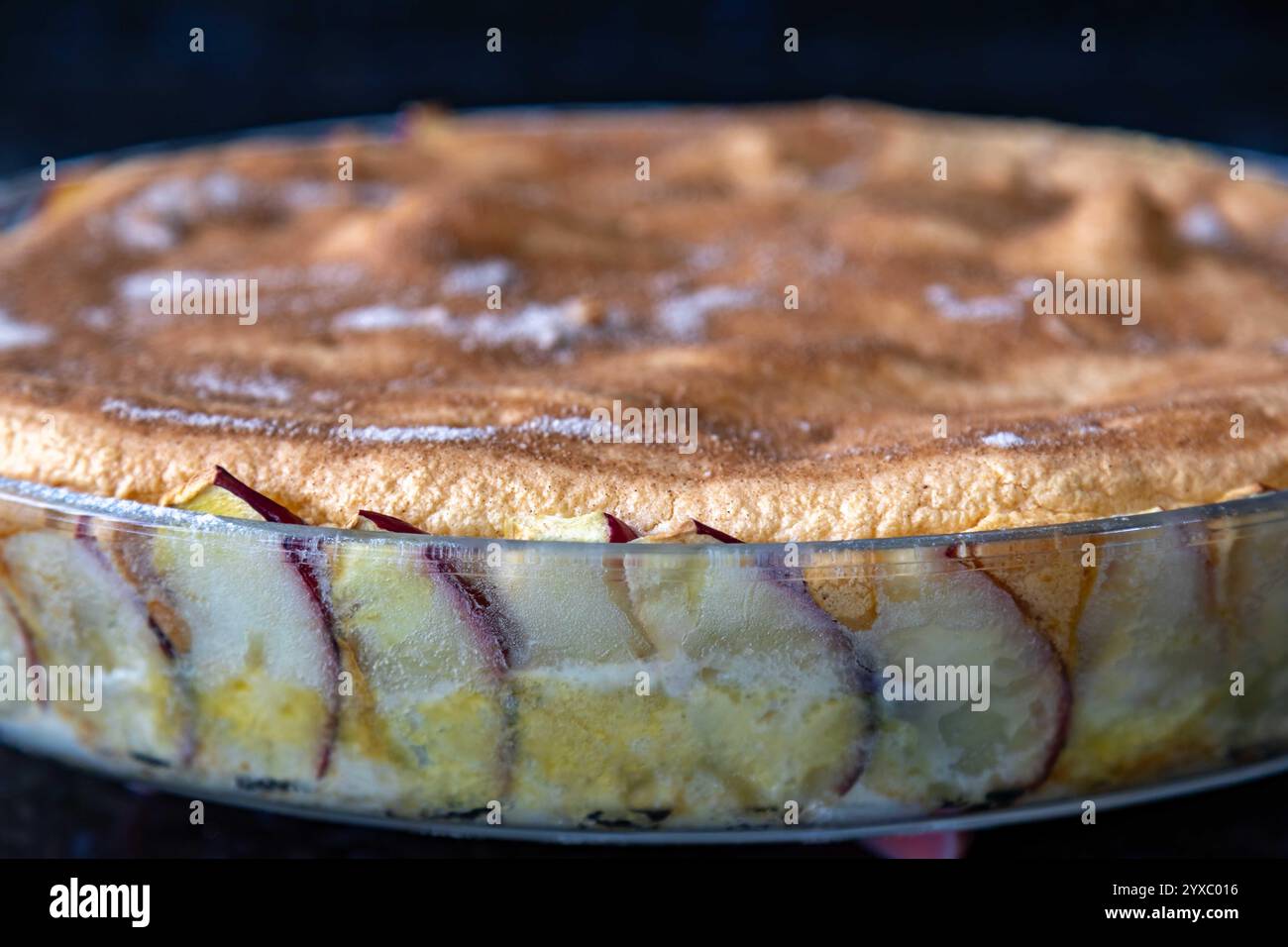 Typisch brasilianischer Apfelkuchen mit Nelken und Zimt in feinen Details und selektiver Fokussierung Stockfoto