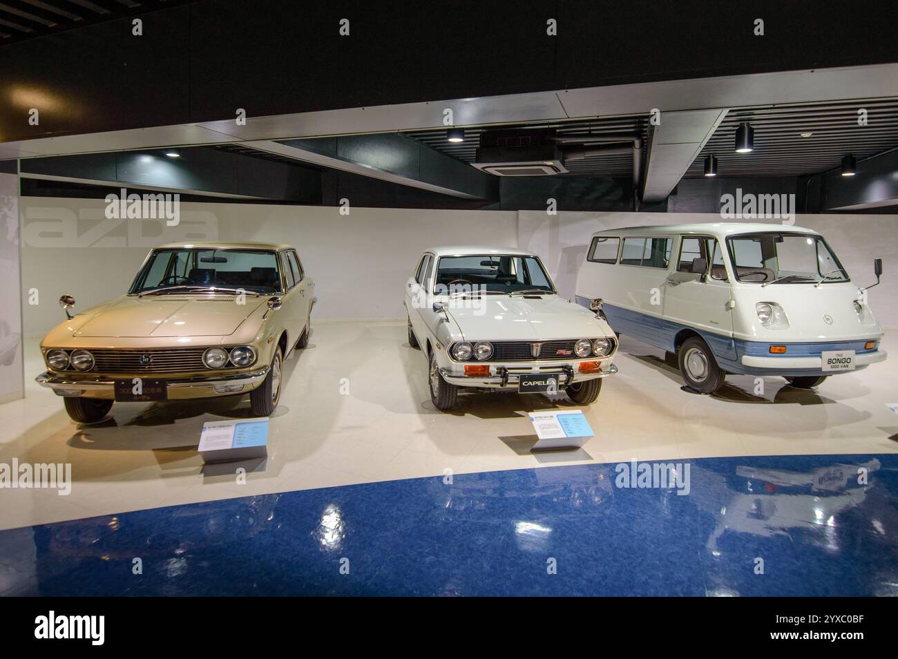 Alte Autos wurden am 20. Dezember 2017 im Mazda-Automuseum und in der Montagewerkausstellung in Hiroshima, Japan, ausgestellt Stockfoto