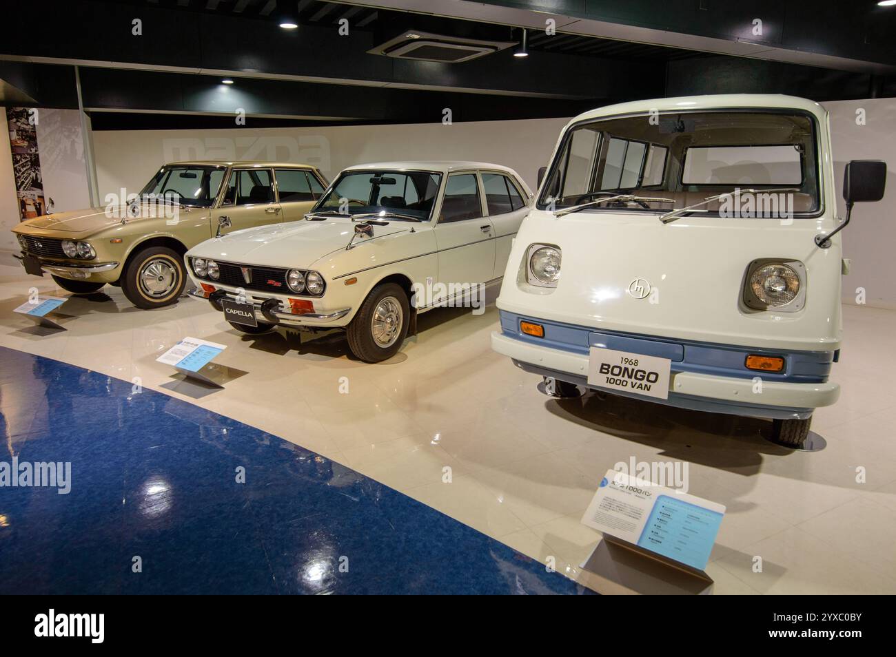 Alte Autos wurden am 20. Dezember 2017 im Mazda-Automuseum und in der Montagewerkausstellung in Hiroshima, Japan, ausgestellt Stockfoto