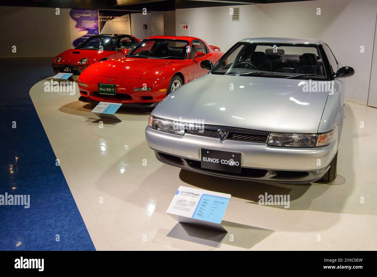 Alte Autos wurden am 20. Dezember 2017 im Mazda-Automuseum und in der Montagewerkausstellung in Hiroshima, Japan, ausgestellt Stockfoto