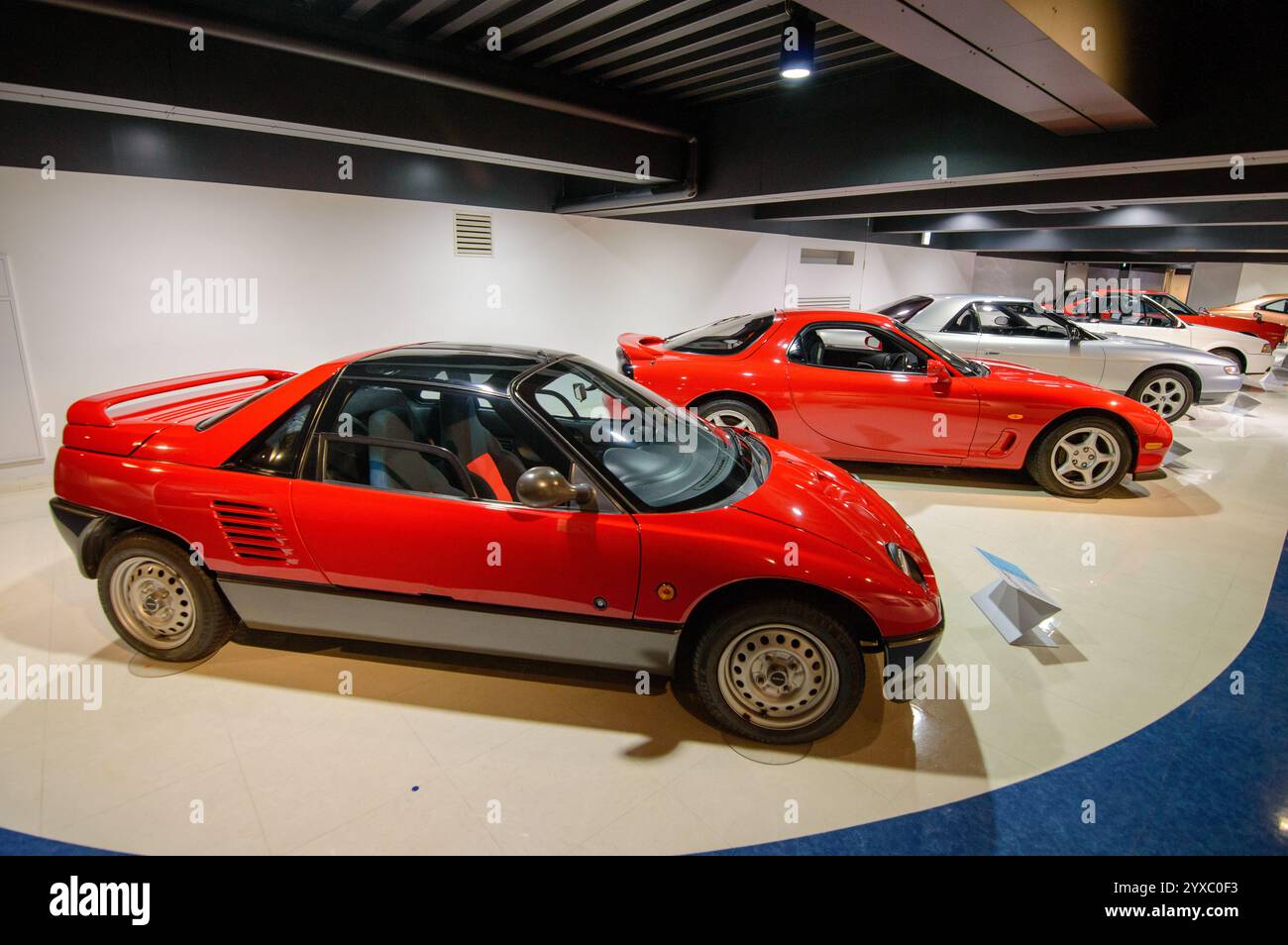 Alte Autos wurden am 20. Dezember 2017 im Mazda-Automuseum und in der Montagewerkausstellung in Hiroshima, Japan, ausgestellt Stockfoto