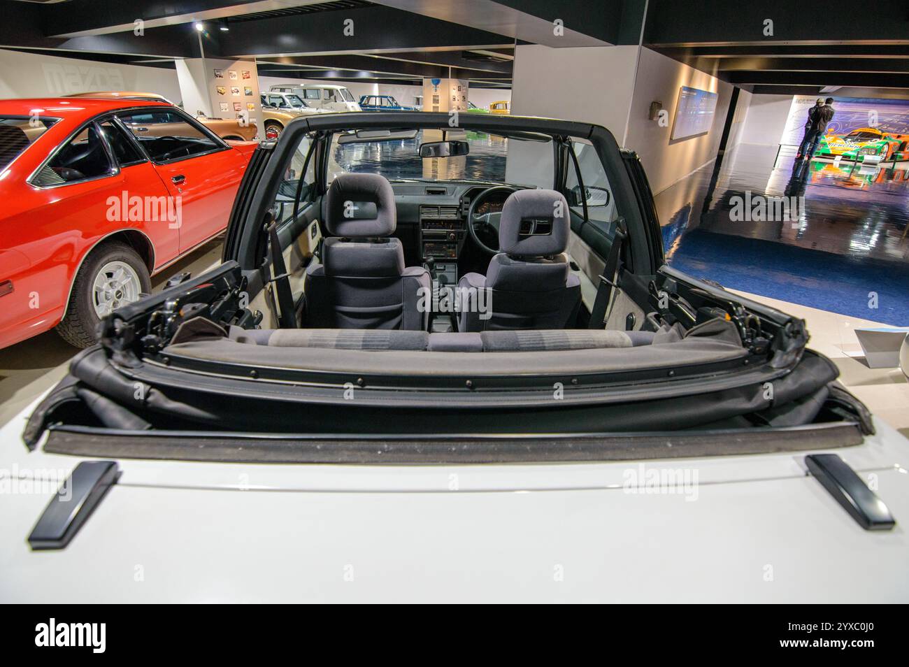 Alte Autos wurden am 20. Dezember 2017 im Mazda-Automuseum und in der Montagewerkausstellung in Hiroshima, Japan, ausgestellt Stockfoto