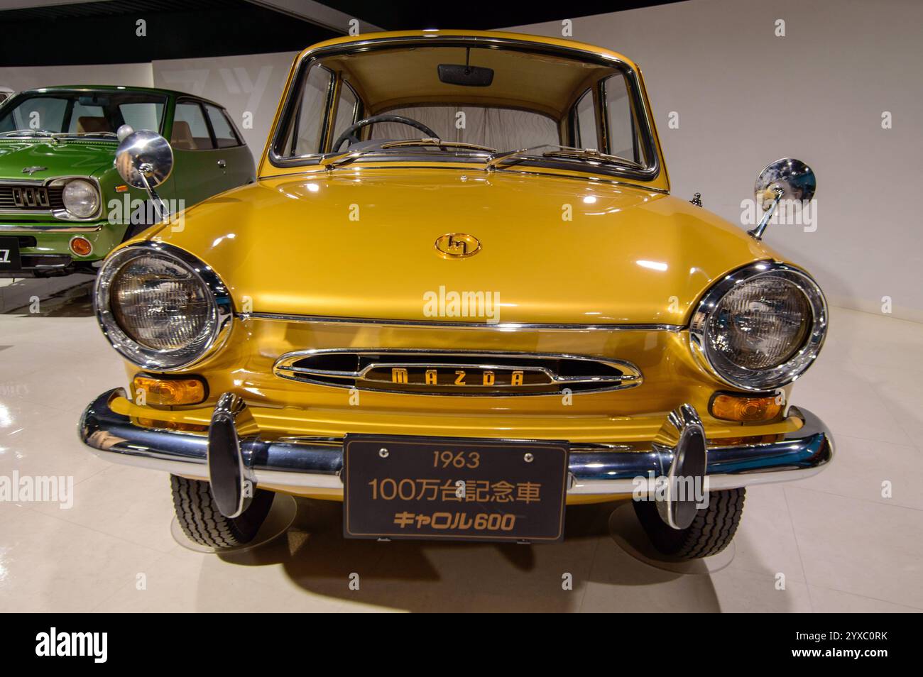 Alte Autos wurden am 20. Dezember 2017 im Mazda-Automuseum und in der Montagewerkausstellung in Hiroshima, Japan, ausgestellt Stockfoto