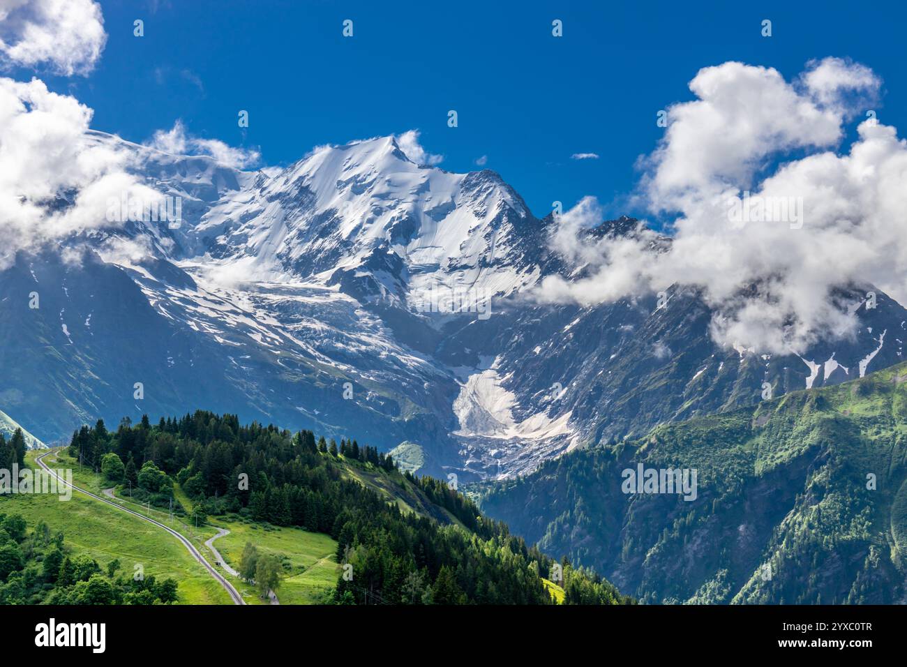 Malerische Landschaft der Alpen auf Tour du Montblanc. Felsige und schneebedeckte Gipfel der Alpen auf der Trekkingroute TMB um den Mont Blanc in Chamonix Stockfoto