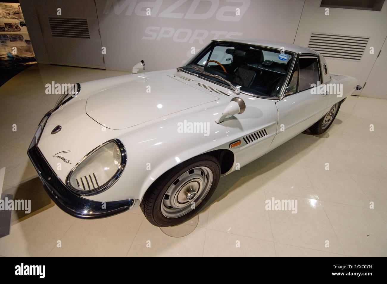 Alte Autos wurden am 20. Dezember 2017 im Mazda-Automuseum und in der Montagewerkausstellung in Hiroshima, Japan, ausgestellt Stockfoto