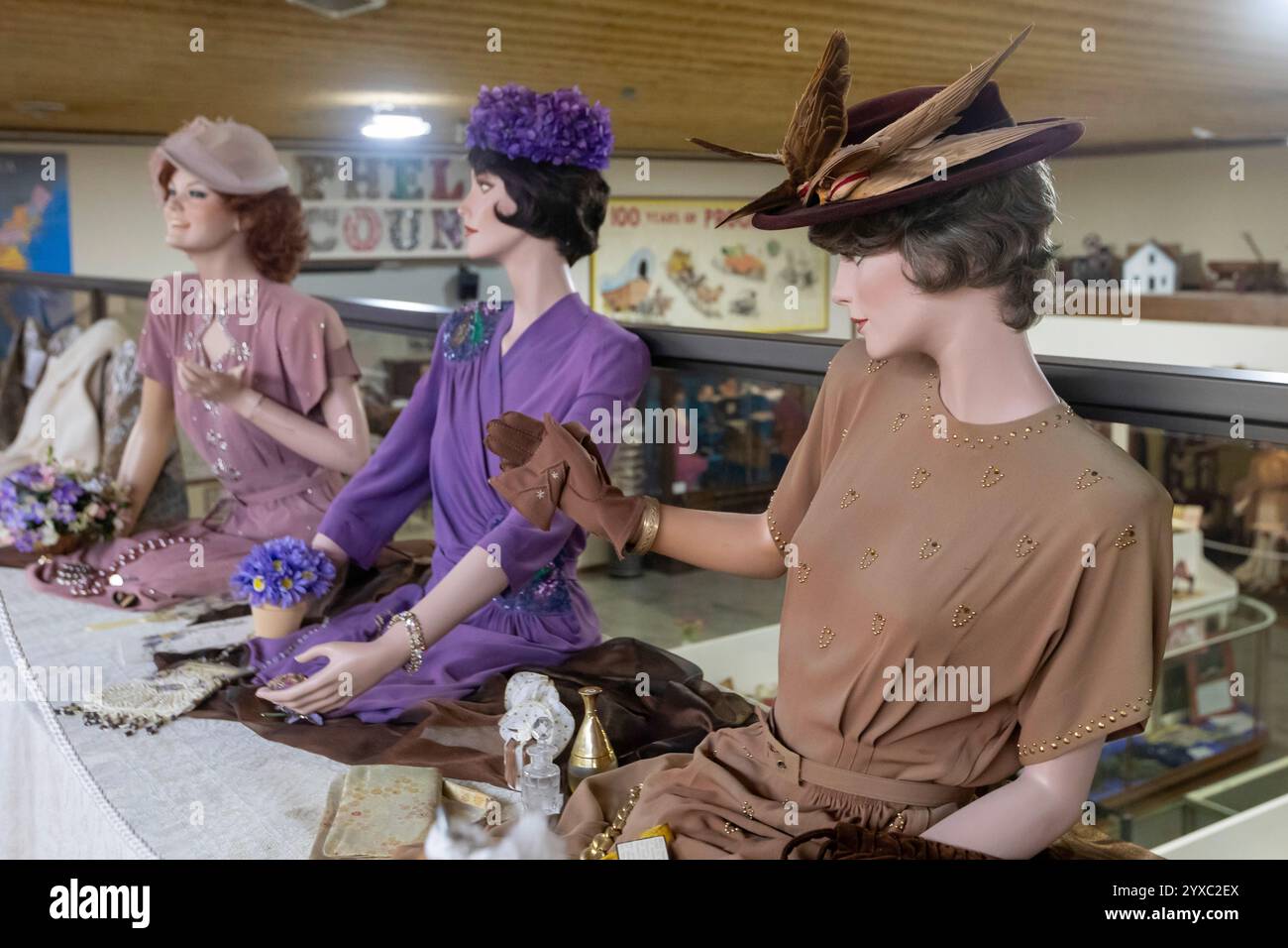 Holdrege, Nebraska - Damenmode im Nebraska Prairie Museum. Stockfoto