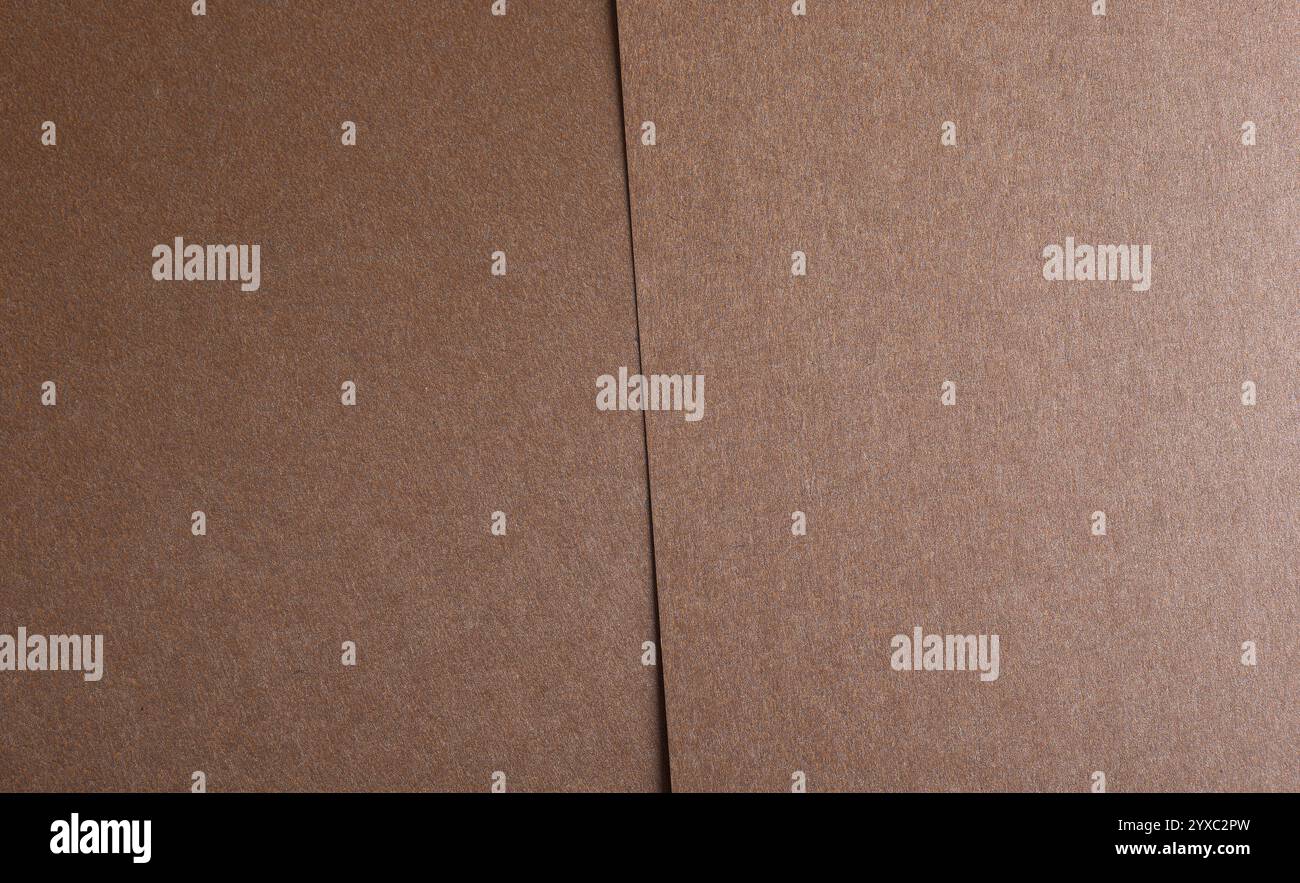 Brauner Papierhintergrund. Glatte und strukturierte Oberfläche mit rustikalem und natürlichem Haptik, perfekt für Vintage-Designs, umweltfreundliche Schreibwaren oder Verpackungen. Minimali Stockfoto