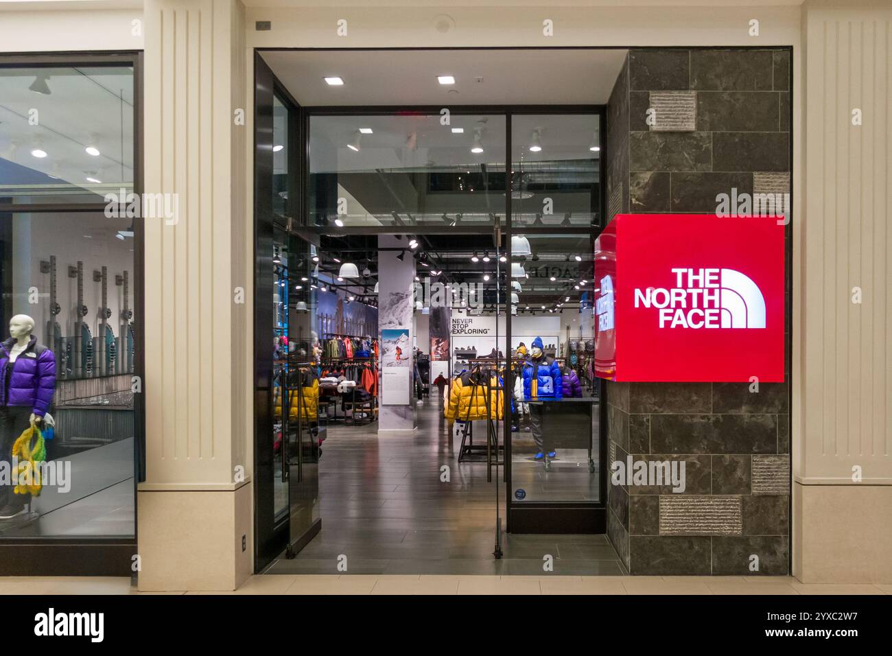 BLOOMINGTON, MN, USA, 13. DEZEMBER 2024: Das North Face Einzelhandelsgeschäft in der Mall of America. Stockfoto