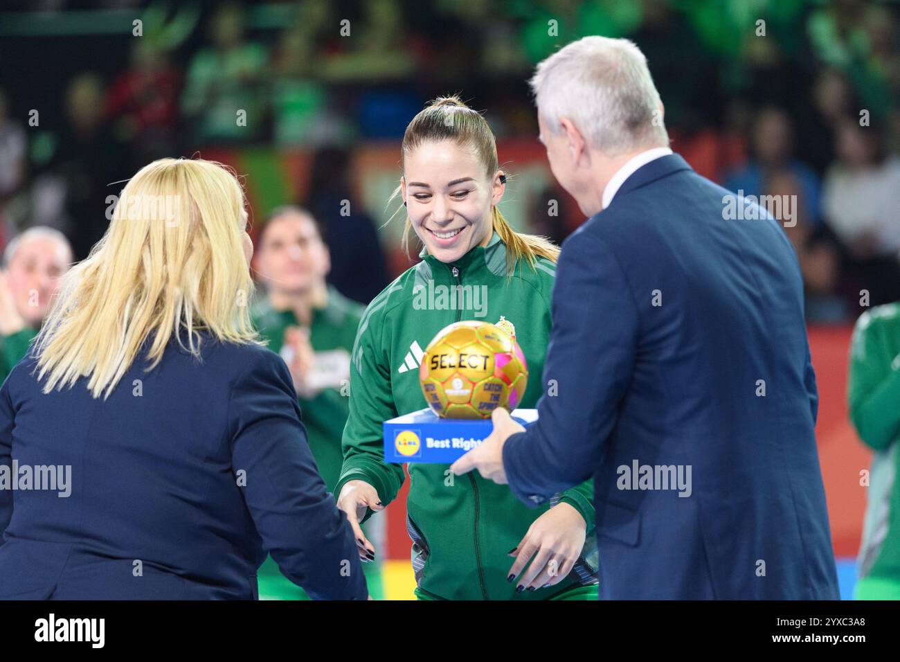 Wien, Österreich. Dezember 2024. Viktoria Gyori-Lukacs (66 Ungarn) wurde vor der Handball-Europameisterschaft 2024 als dritter Platz zwischen Frankreich und Ungarn in der Wiener Stadthalle ausgezeichnet. (Sven Beyrich/SPP) Credit: SPP Sport Press Photo. /Alamy Live News Credit: SPP Sport Press Photo. /Alamy Live News Stockfoto