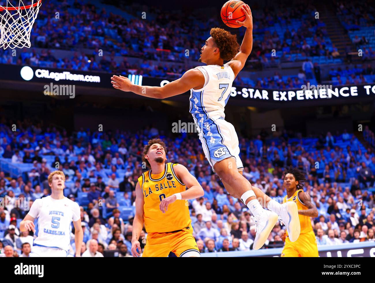 14. Dezember 2024: Seth Trimble (7) springt in North Carolina auf, um einen Layup zu bilden. NCAA Basketballspiel zwischen La Salle und der University of North Carolina im Dean Smith Center, Chapel Hill, North Carolina. David Beach/CSM Stockfoto