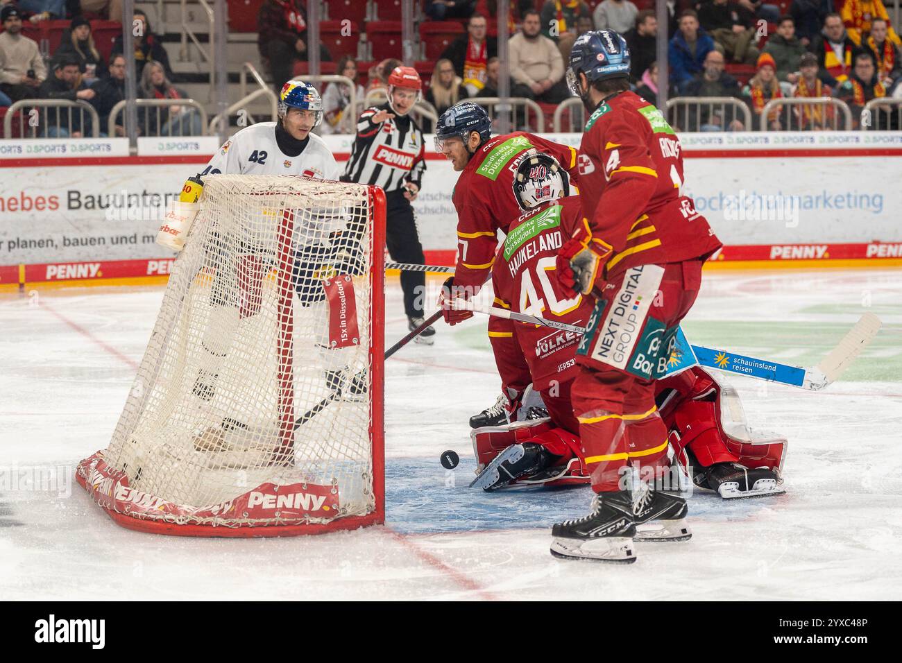 Tor durch Yasin Ehliz (EHC Red Bull München, #42) , 0:4, GER Duesseldorfer EG vs. EHC Red Bull München, Eishockey, Deutsche Eishockey-Liga, 26. Spieltag, Saison 2024/2025, 15.12.2024 Foto: Eibner-Pressefoto/Fabian Friese Stockfoto