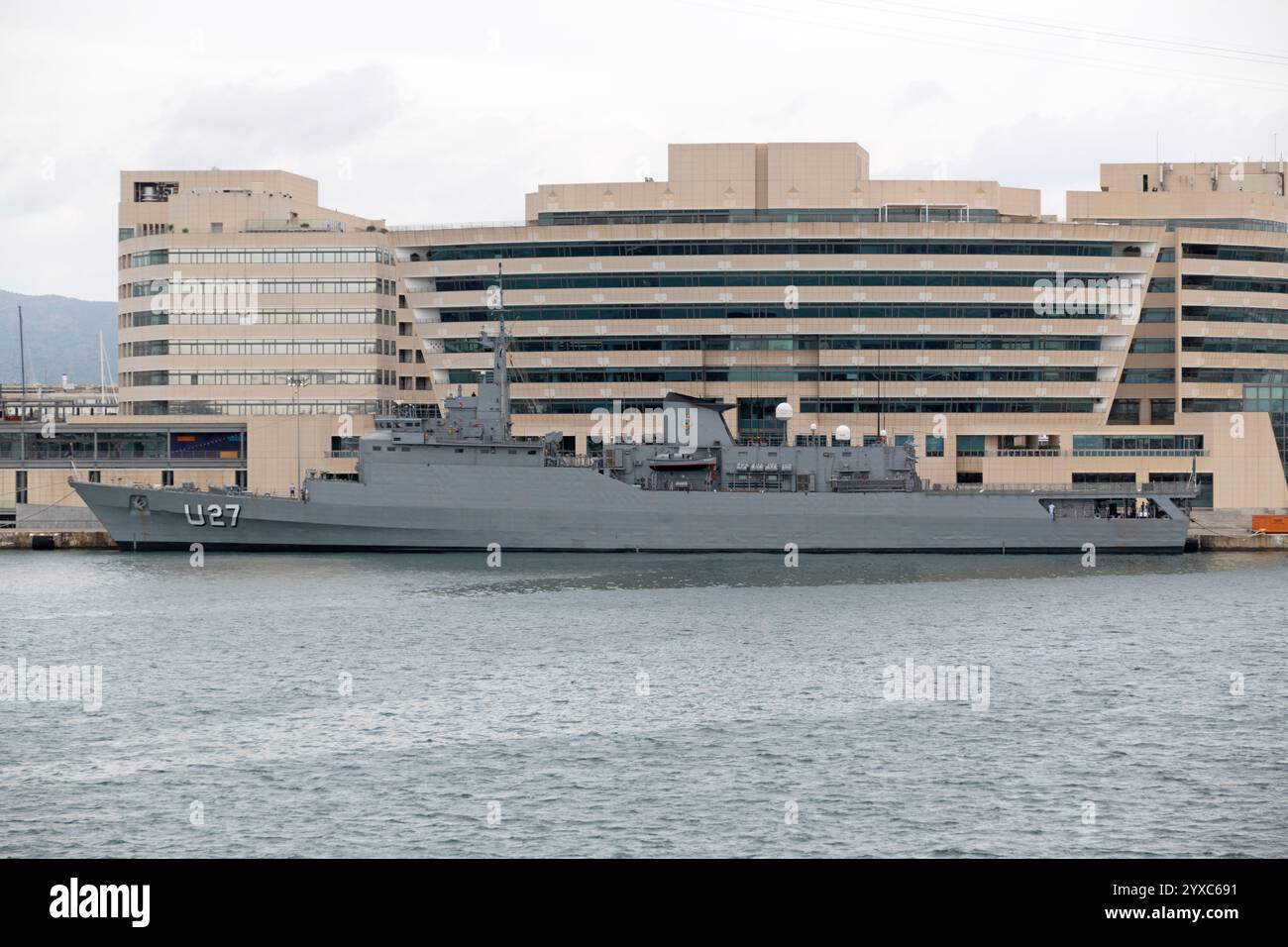 Das Ausbildungsschiff Brasil dockte neben dem World Trade Center Gebäude im Hafen von Barcelona an Stockfoto