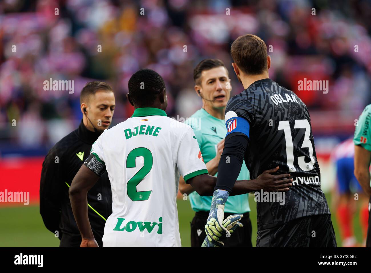 Madrid, Spanien. Dezember 2024. Djene Dakonam (Getafe CF), Jan Oblak (Atletico de Madrid), die während des LaLiga EA SPORTSPIELS zwischen den Teams von Atletico de Madrid und Getafe CF im Estadio Civitas Metropolitano in Aktion waren. Atletico Madrid 1- 0 Getafe CF Credit: SOPA Images Limited/Alamy Live News Stockfoto