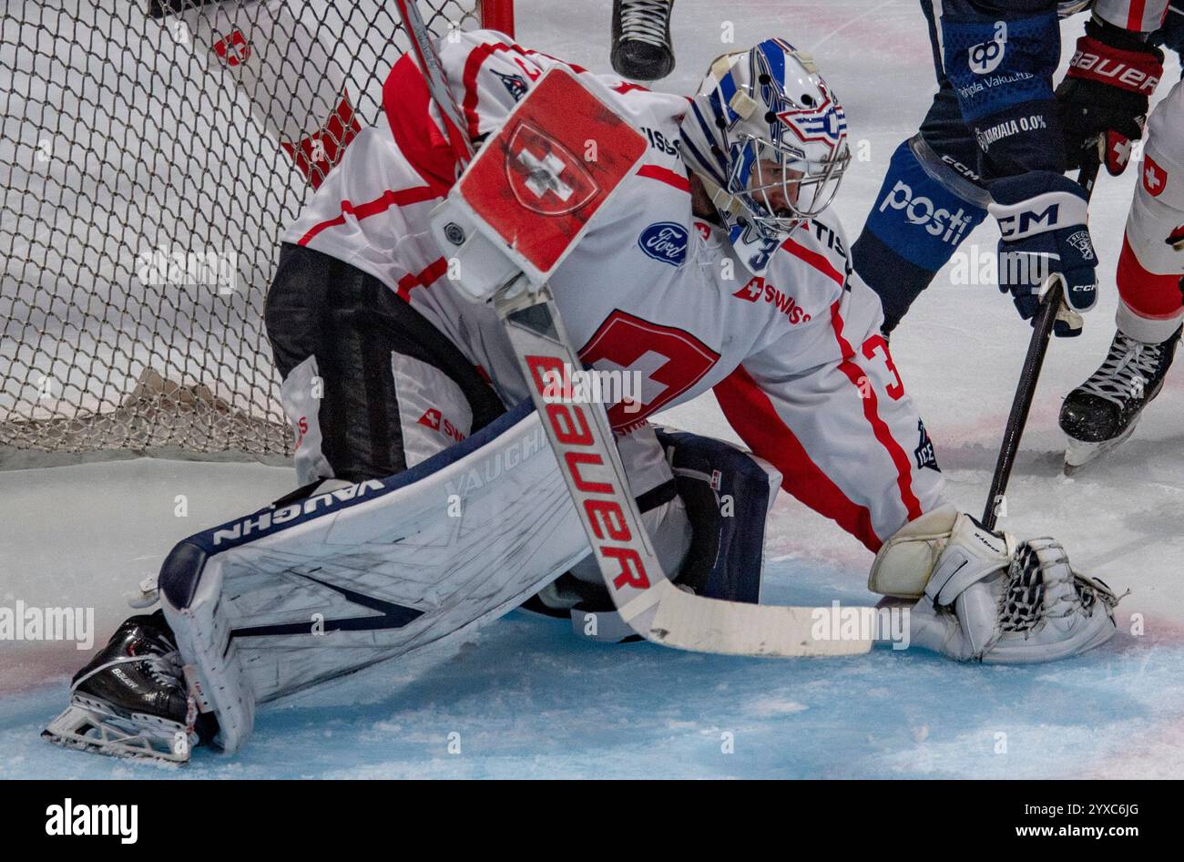 Friborg, Kanton Friborg, Schweiz. Dezember 2024. Friborg Schweiz, 15.12.2024: LUDOVIC WAEBER (Torwart) aus der Schweiz #35 macht Halt bei den SCHWEIZER Eishockeyspielen 2024. Die SCHWEIZER Eishockeyspiele 2024 zwischen der Schweiz und Finnland fanden in der BCF Arena in Friborg statt. Die Schweiz gewann mit 1:0. (Kreditbild: © Eric Dubost/ZUMA Press Wire) NUR REDAKTIONELLE VERWENDUNG! Nicht für kommerzielle ZWECKE! Stockfoto