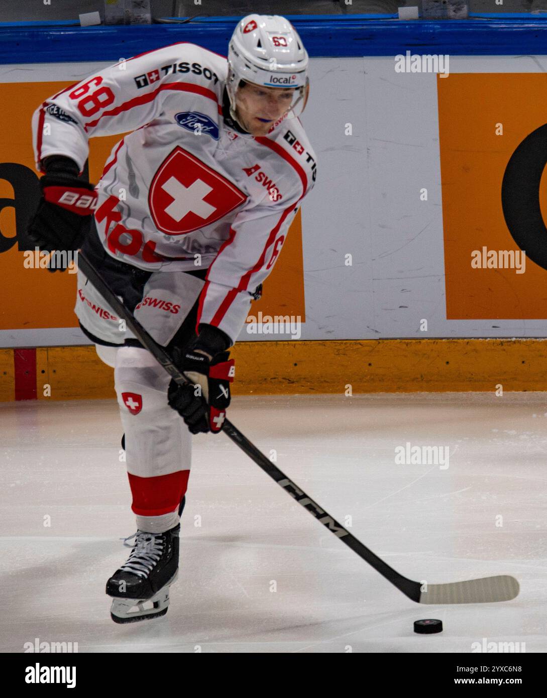 Friborg, Kanton Friborg, Schweiz. Dezember 2024. Friborg Schweiz, 15.12.2024: FABRICE HERZOG aus der Schweiz #68 ist bei den Schweizer Eishockeyspielen 2024 im Einsatz. Die SCHWEIZER Eishockeyspiele 2024 zwischen der Schweiz und Finnland fanden in der BCF Arena in Friborg statt. Die Schweiz gewann mit 1:0. (Kreditbild: © Eric Dubost/ZUMA Press Wire) NUR REDAKTIONELLE VERWENDUNG! Nicht für kommerzielle ZWECKE! Stockfoto