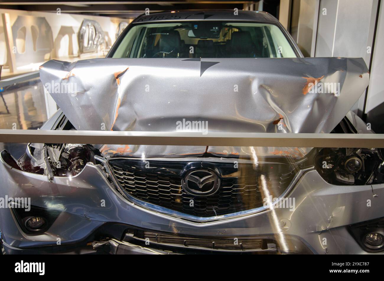 Am 20. Dezember 2017 wurde im Mazda-Automuseum und in der Ausstellung des Montagewerks in Hiroshima, Japan, ein Sicherheitscrashtest für Mazda ausgestellt Stockfoto