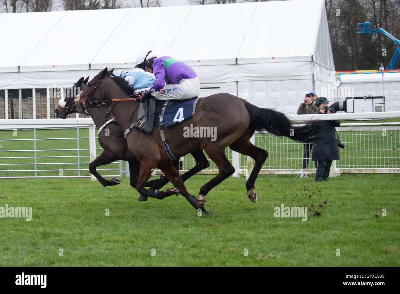 Windsor, Berkshire, Großbritannien. Dezember 2024. ASIATISCHES GEWÜRZ (Nr. 4), geritten von Jockey Harry Cobden (violette Seide), gewinnt das Fitzdares Windsor Castle Mares Handicap Hürdenrennen Klasse 4 Challenger Mares Hürdenserie Qualifikation beim Jumps Racing Returns Meeting auf der Royal Windsor Racecourse in Windsor, Berkshire. Inhaber Martin Hill und Partner, Trainer Jimmy Frost, Buckfastleigh, Züchter Mr Martin & Mrs Rachel Hill, Sponsor A S Trade Car Sales. Quelle: Maureen McLean/Alamy Live News Stockfoto