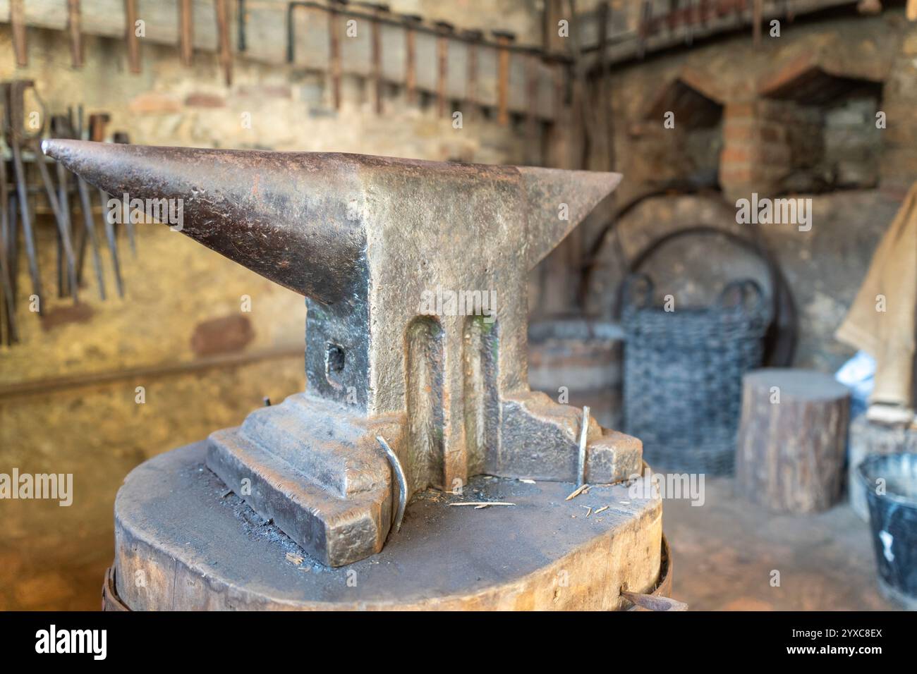 Der alte Amboss in der Schmiede Stockfoto