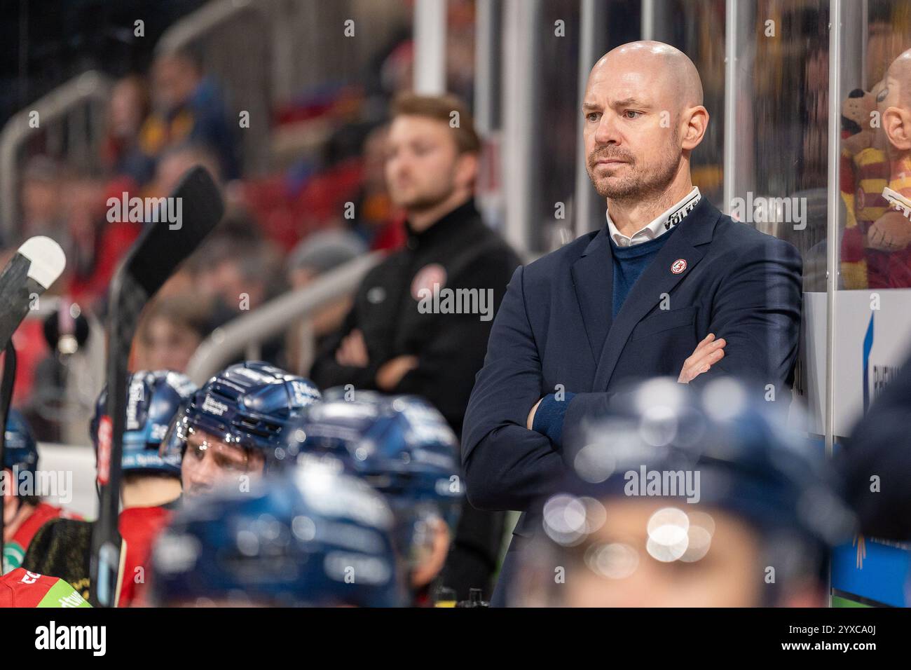 Steven Reinprecht (Duesseldorfer EG, Head Coach) macht eine finstere Miene auf der Spielerbank, GER Duesseldorfer EG vs. EHC Red Bull München, Eishockey, Deutsche Eishockey-Liga, 26. Spieltag, Saison 2024/2025, 15.12.2024 Foto: Eibner-Pressefoto/Fabian Friese Stockfoto