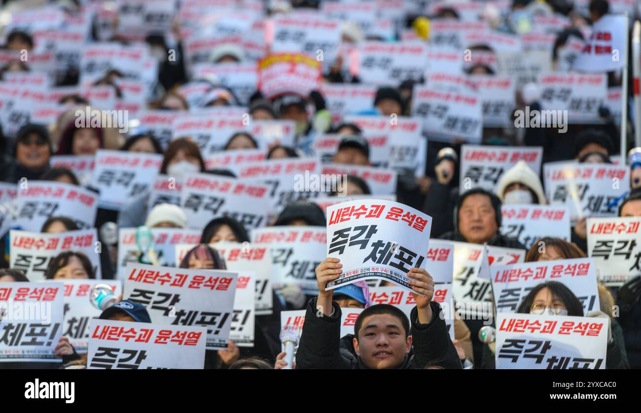 Seoul, Südkorea. Dezember 2024. Während einer Kundgebung, in der das Verfassungsgericht aufgefordert wird, den südkoreanischen Präsidenten Yoon Suk Yeol zu entlassen, halten die Demonstranten Plakate mit sofortiger Verhaftung. Quelle: SOPA Images Limited/Alamy Live News Stockfoto Seoul, Südkorea. Dezember 2024. Während einer Kundgebung, in der das Verfassungsgericht aufgefordert wird, den südkoreanischen Präsidenten Yoon Suk Yeol zu entlassen, halten die Demonstranten Plakate mit sofortiger Verhaftung. Quelle: SOPA Images Limited/Alamy Live News Stockfoto