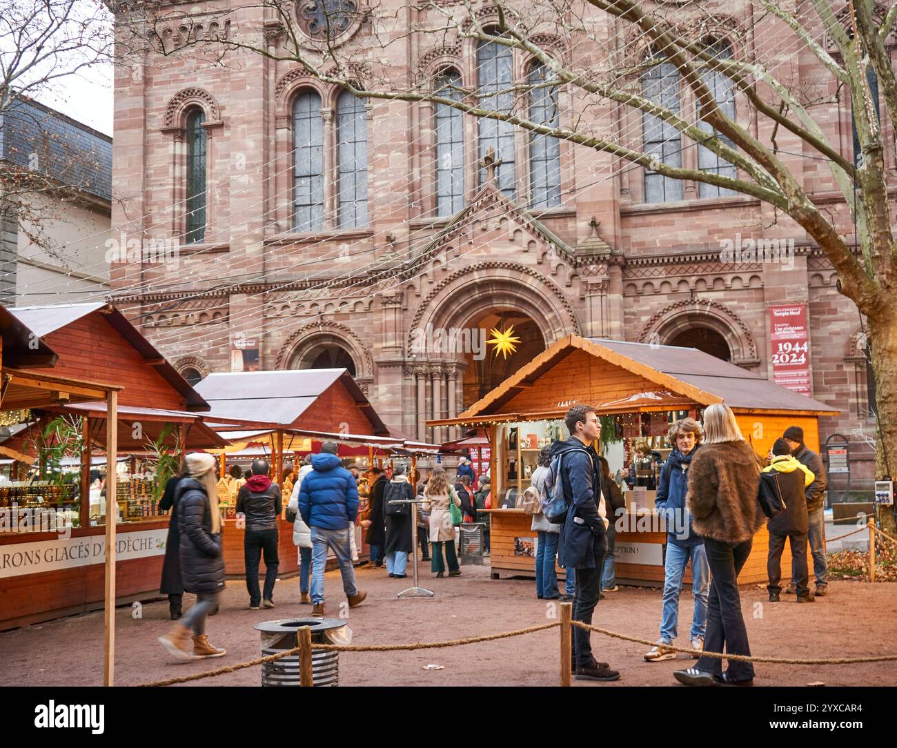 Straßburg, Frankreich - 4. Dezember 2024: Franzosen und Touristen genießen die Weihnachtszeit in der Hauptstadt der Weihnachtszeit, Straßburg Stadt, Franken Stockfoto