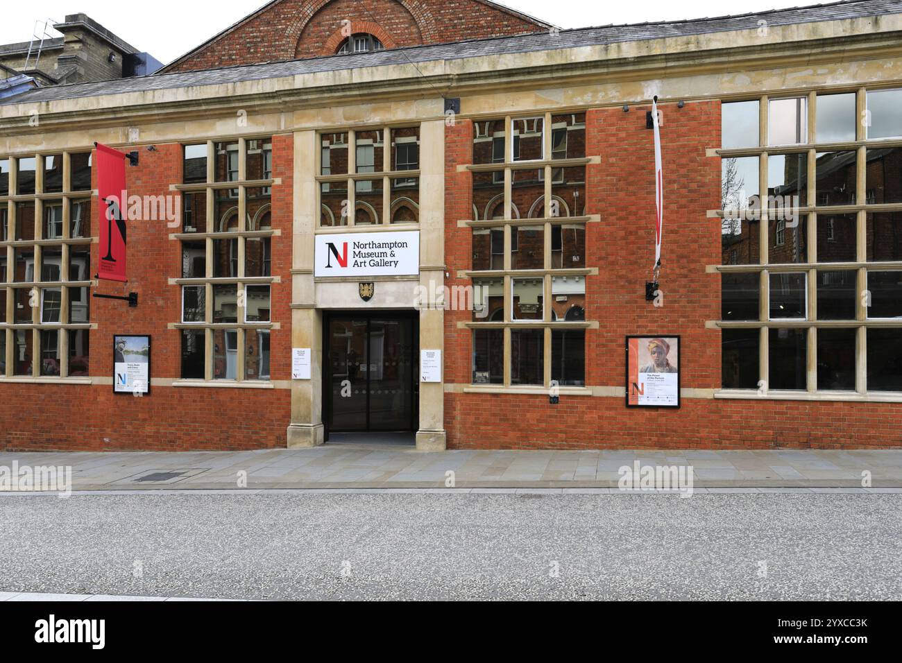 Das Museum und die Kunstgalerie, das Kulturviertel, das Stadtzentrum von Northampton, Northamptonshire, England; UK Stockfoto