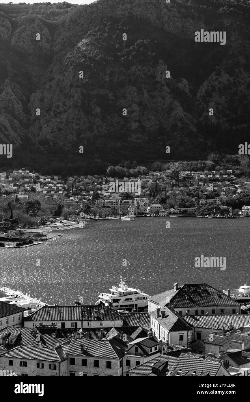 Kotor, Montenegro - 14. Februar 2024: Blick auf die Küste an einem sonnigen Wintertag in der Bucht von Kotor von der mittelalterlichen Festung auf einem Hügel, Adriaküste von Montene Stockfoto