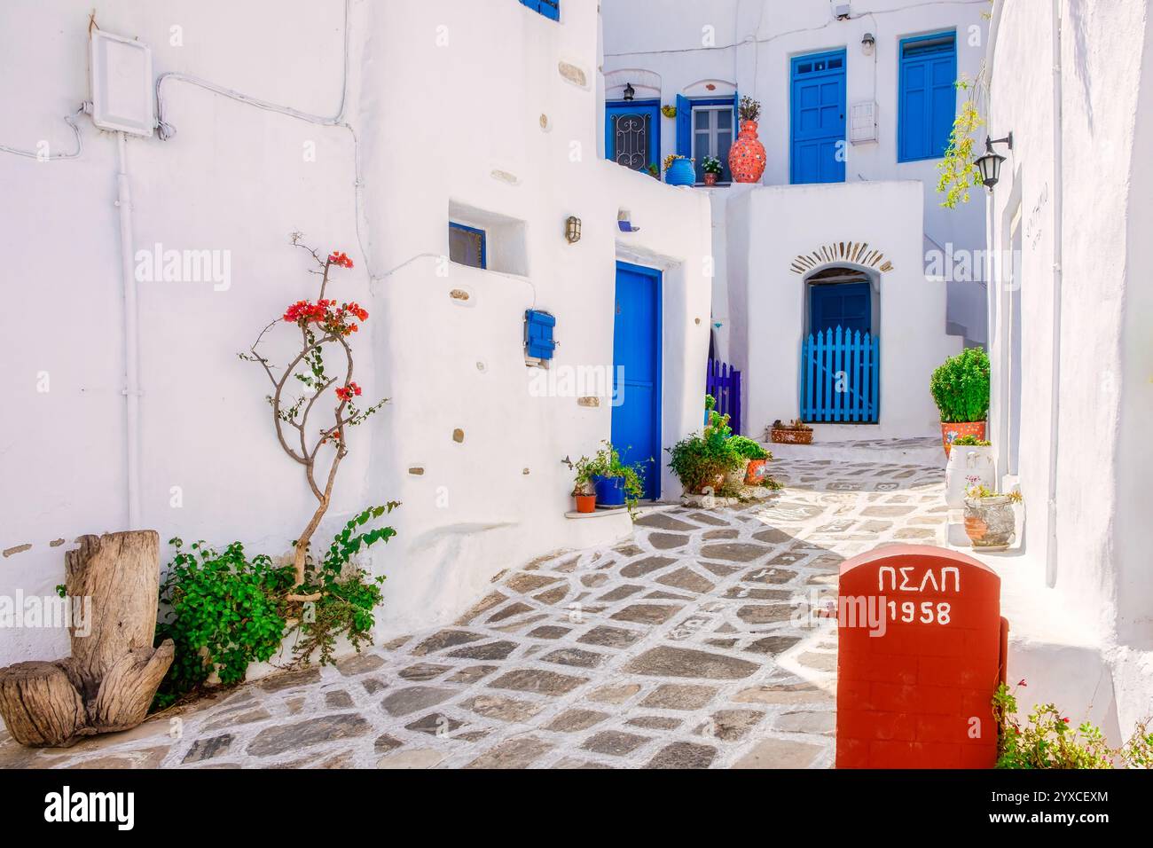 Malerischer Blick auf die traditionelle griechische Dorfstraße in Lefkes, Paros Island, Kykladen, Griechenland Stockfoto