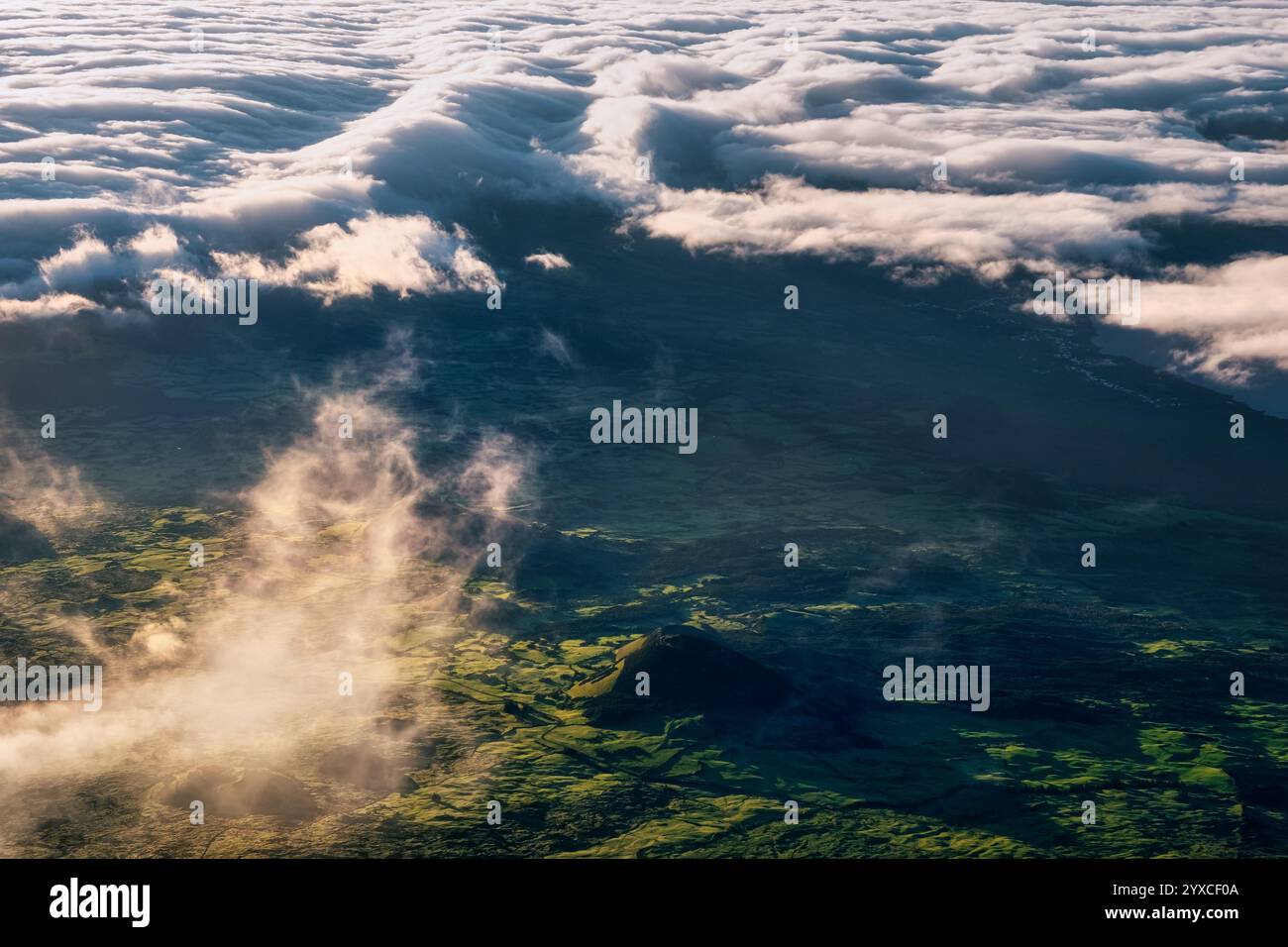 Malerischer Blick auf vulkanische Wiesen mit Wolken und Sonnenlicht, Azoren, Portugal Stockfoto