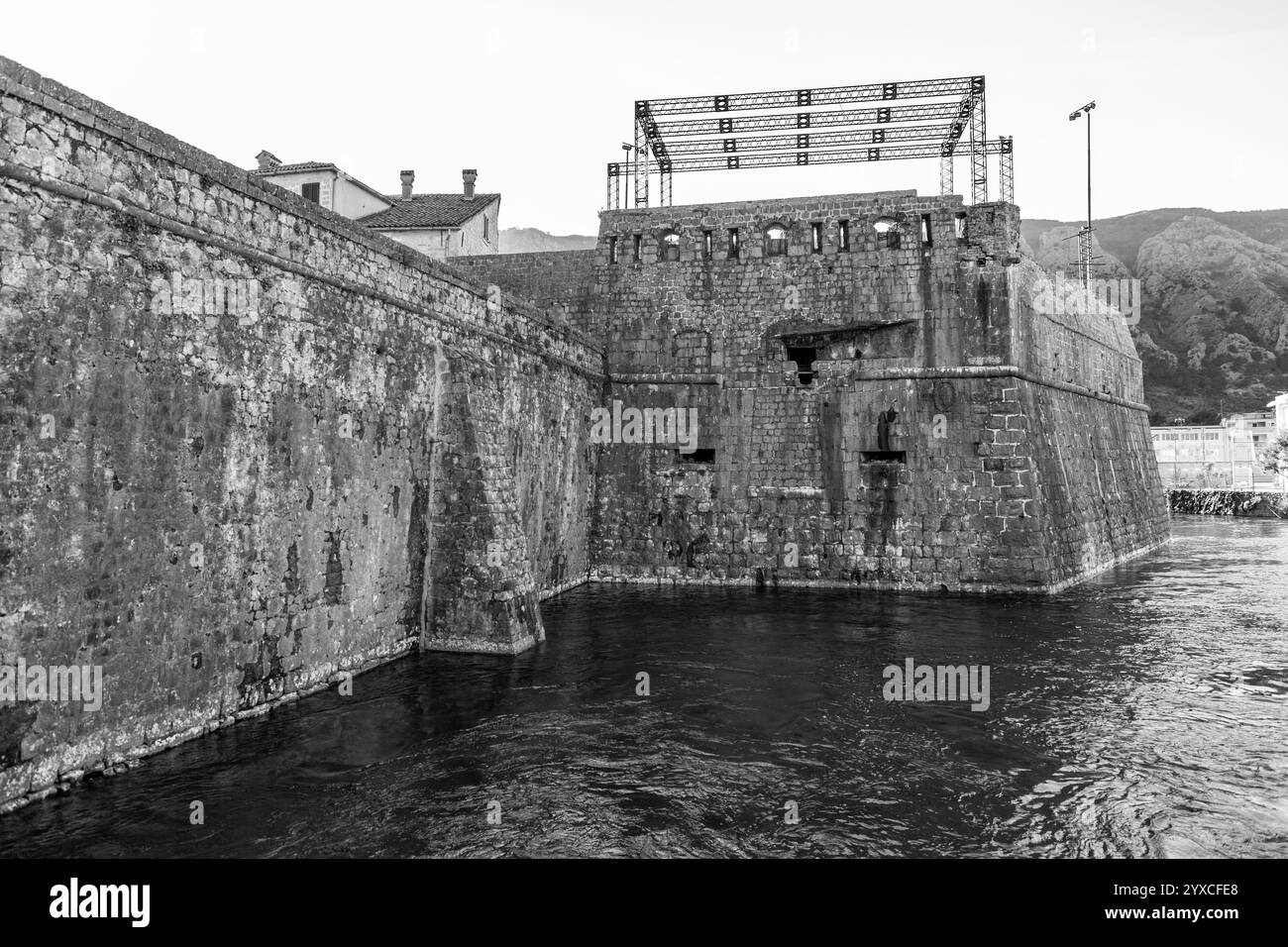 Die Befestigungen von Kotor sind ein integriertes historisches Befestigungssystem, das die mittelalterliche Stadt Kotor in Montenegro schützte. Stockfoto