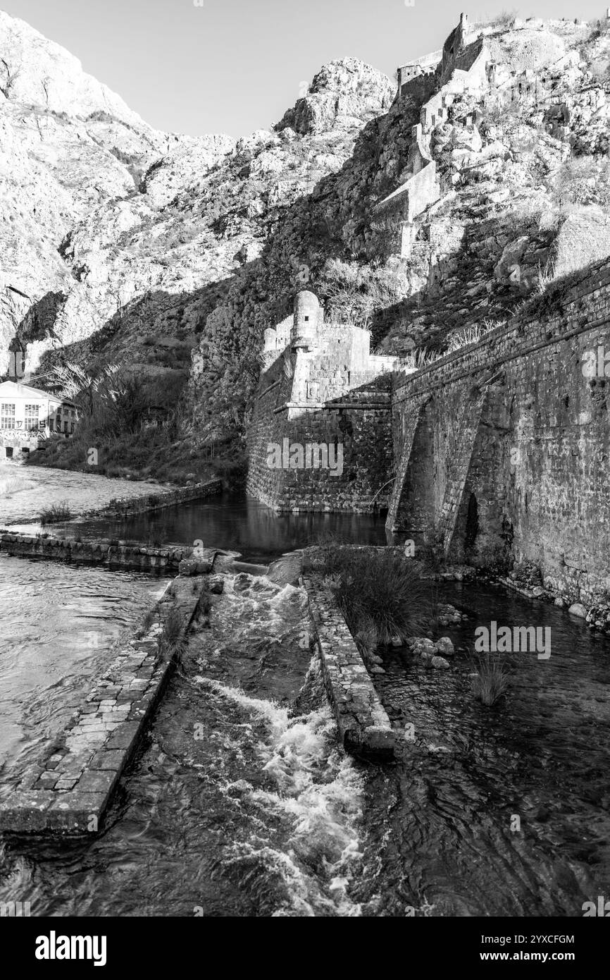 Die Befestigungen von Kotor sind ein integriertes historisches Befestigungssystem, das die mittelalterliche Stadt Kotor in Montenegro schützte. Stockfoto