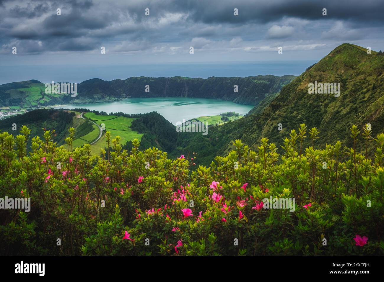 Malerischer Blick auf Sete cidades, Hügel und See mit Blumen im Vordergrund, Sao Miguel, Azoren, Portugal Stockfoto