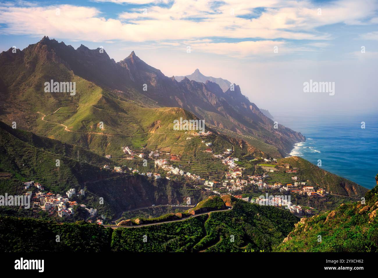 Wunderschöne Küstenlinie mit zerklüfteten Hügeln und einem entfernten Dorf Teneriffa Stockfoto
