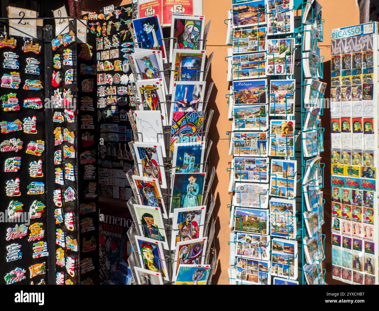 Souvenirladen mit Postkarten der Stadt Malaga. Stockfoto