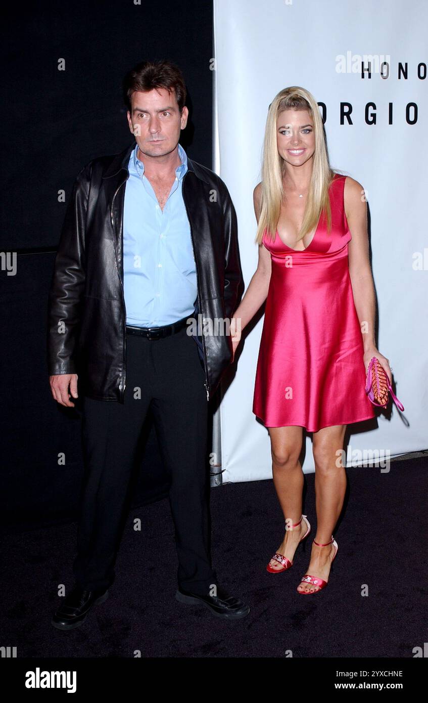 BEVERLY HILLS, CA, USA: (L-R) Charlie Sheen und Denise Richards nehmen am 9. September 2003 an den Auszeichnungen für Giorgio Armani Teil, erhält den ersten „Rodeo Drive Walk of Style“ Award auf dem Rodeo Drive in Beverly Hills, Kalifornien. © Lee Roth / Roth Stock Celebrity Archives Stockfoto