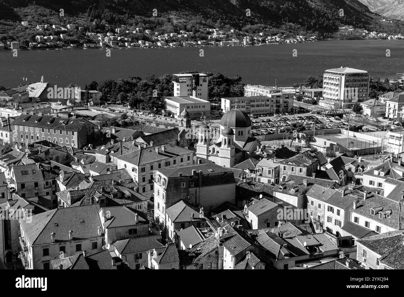 Kotor, Montenegro - 14. Februar 2024: Blick auf die Küste an einem sonnigen Wintertag in der Bucht von Kotor von der mittelalterlichen Festung auf einem Hügel, Adriaküste von Montene Stockfoto