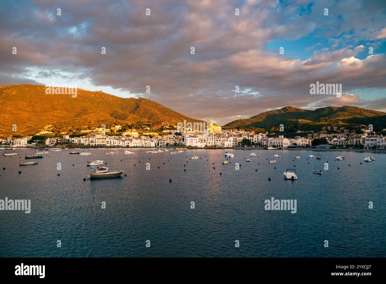Heller Sonnenaufgang über der Bucht und der Altstadt von Cadaqués, Katalonien, Spanien Stockfoto