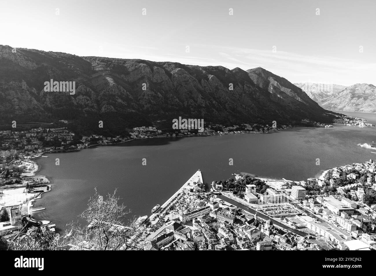 Kotor, Montenegro - 14. Februar 2024: Blick auf die Küste an einem sonnigen Wintertag in der Bucht von Kotor von der mittelalterlichen Festung auf einem Hügel, Adriaküste von Montene Stockfoto