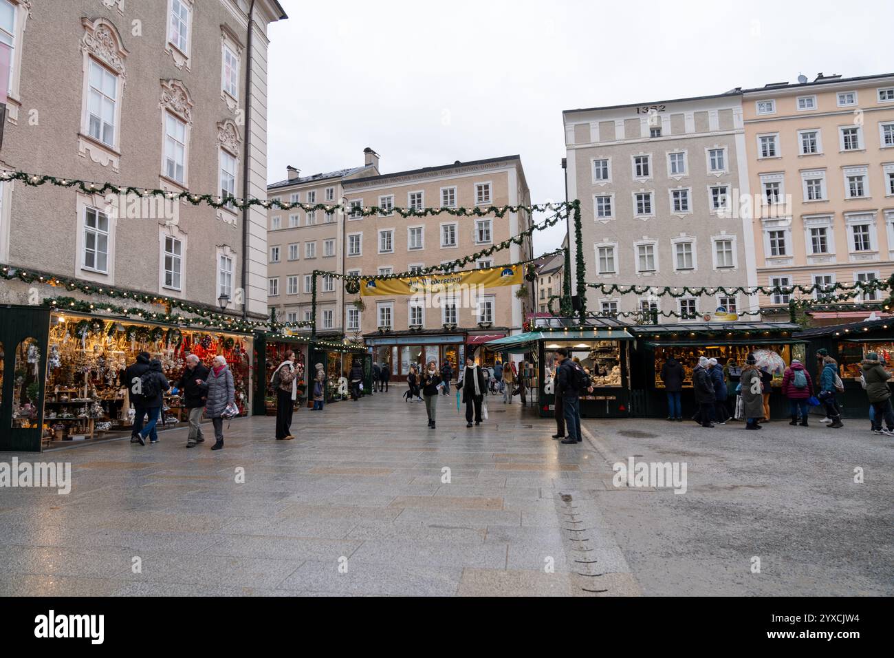 Salzburg, Österreich - 28. November 2024: Weihnachtsmarkt-Stände und Stände am Domplatz - berühmter Christkindlmarkt geht auf das Ende des 15. jh. zurück Stockfoto