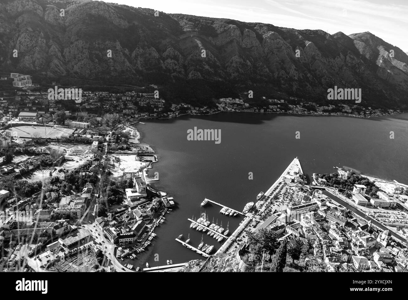 Kotor, Montenegro - 14. Februar 2024: Blick auf die Küste an einem sonnigen Wintertag in der Bucht von Kotor von der mittelalterlichen Festung auf einem Hügel, Adriaküste von Montene Stockfoto