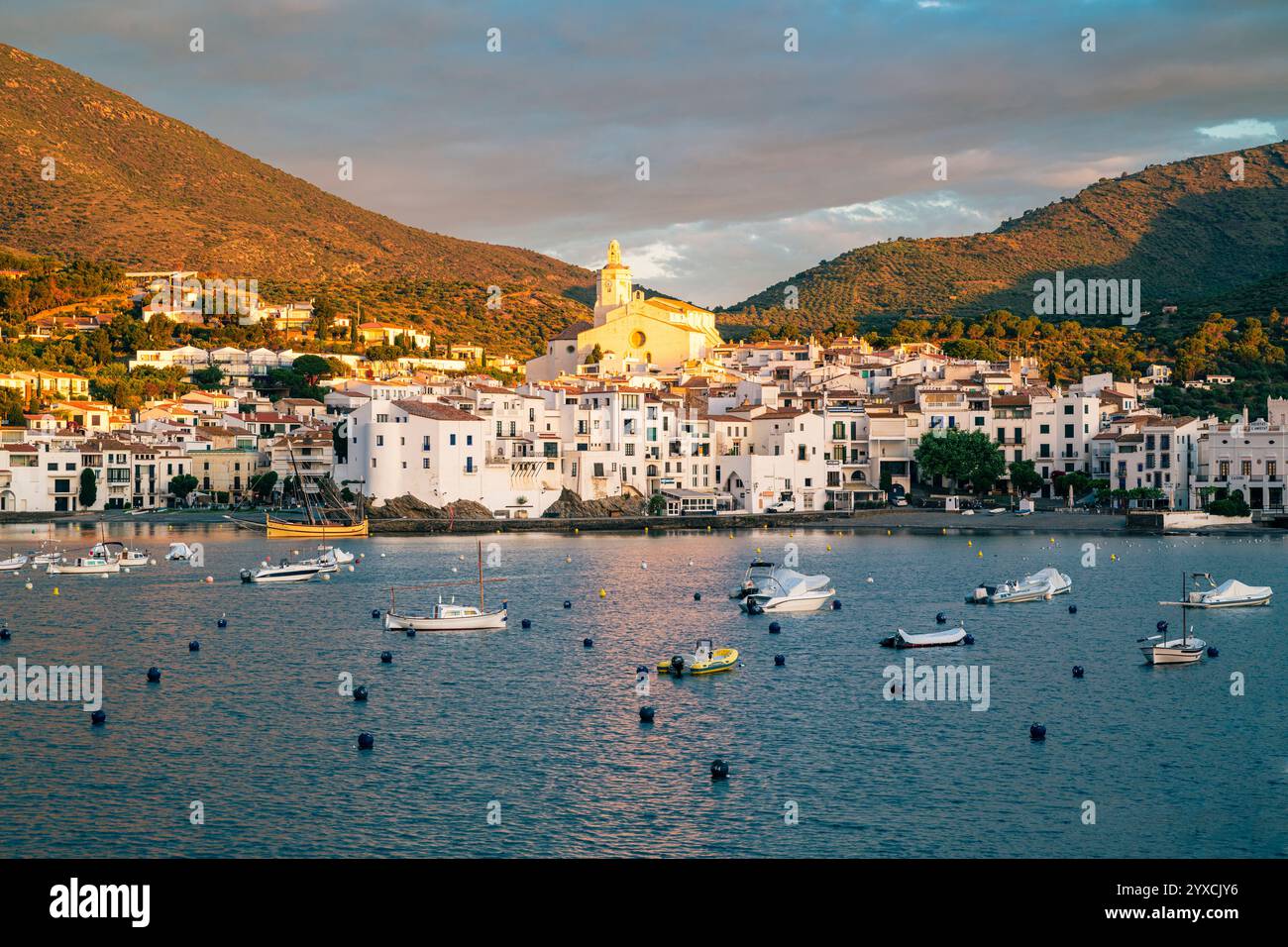 Heller Sonnenaufgang über der Bucht und der Altstadt von Cadaqués, Katalonien, Spanien Stockfoto